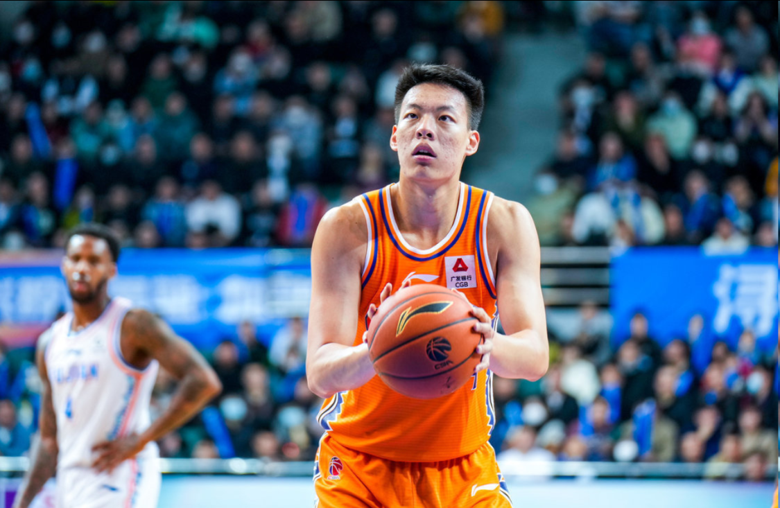 乐鱼体育app下载-1个板都抢不到！2米06大个子22分钟0板，郭士强当初看中他什么？